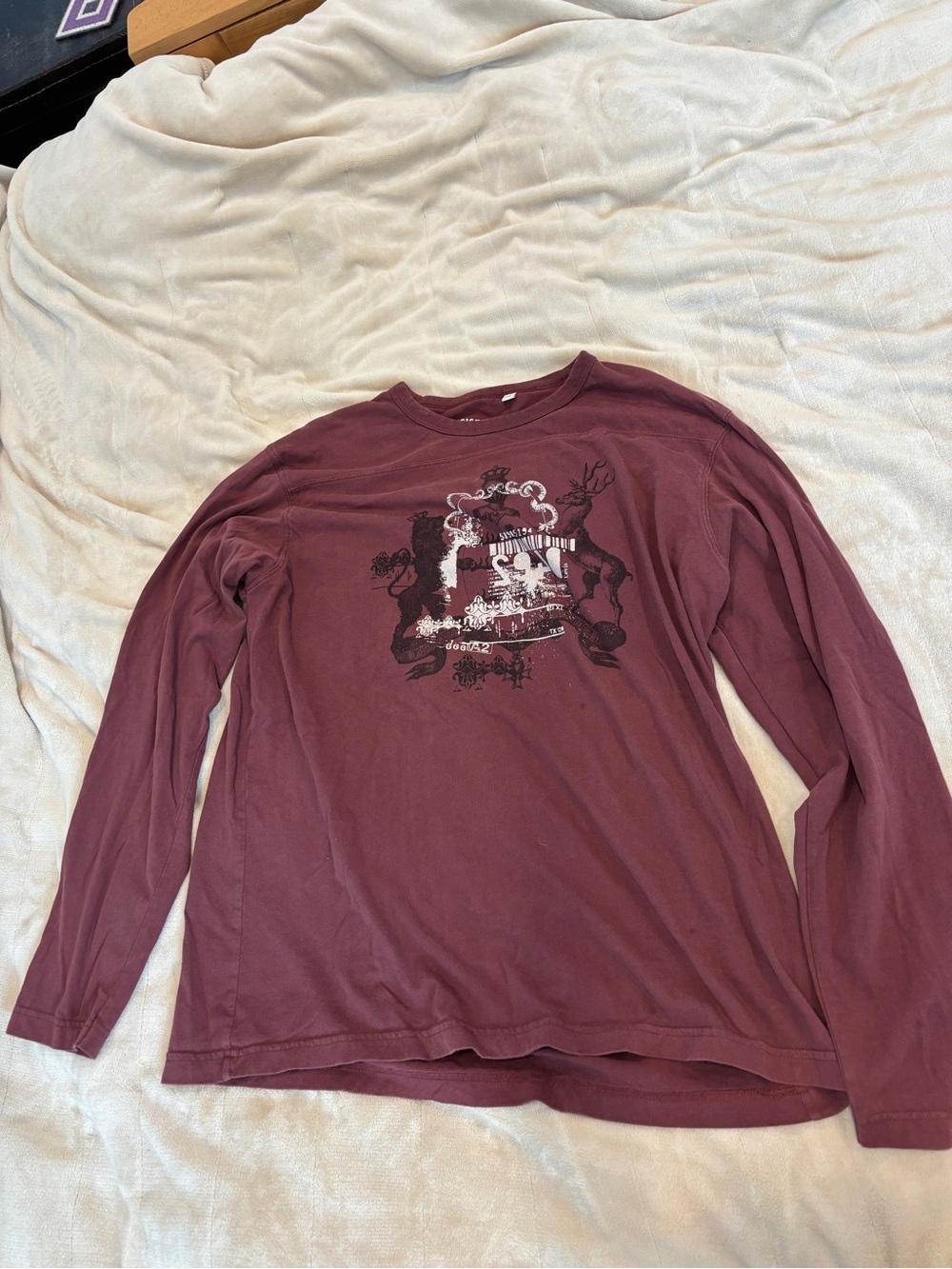Levis Long-Sleeve Graphic Tee - Burgundy
